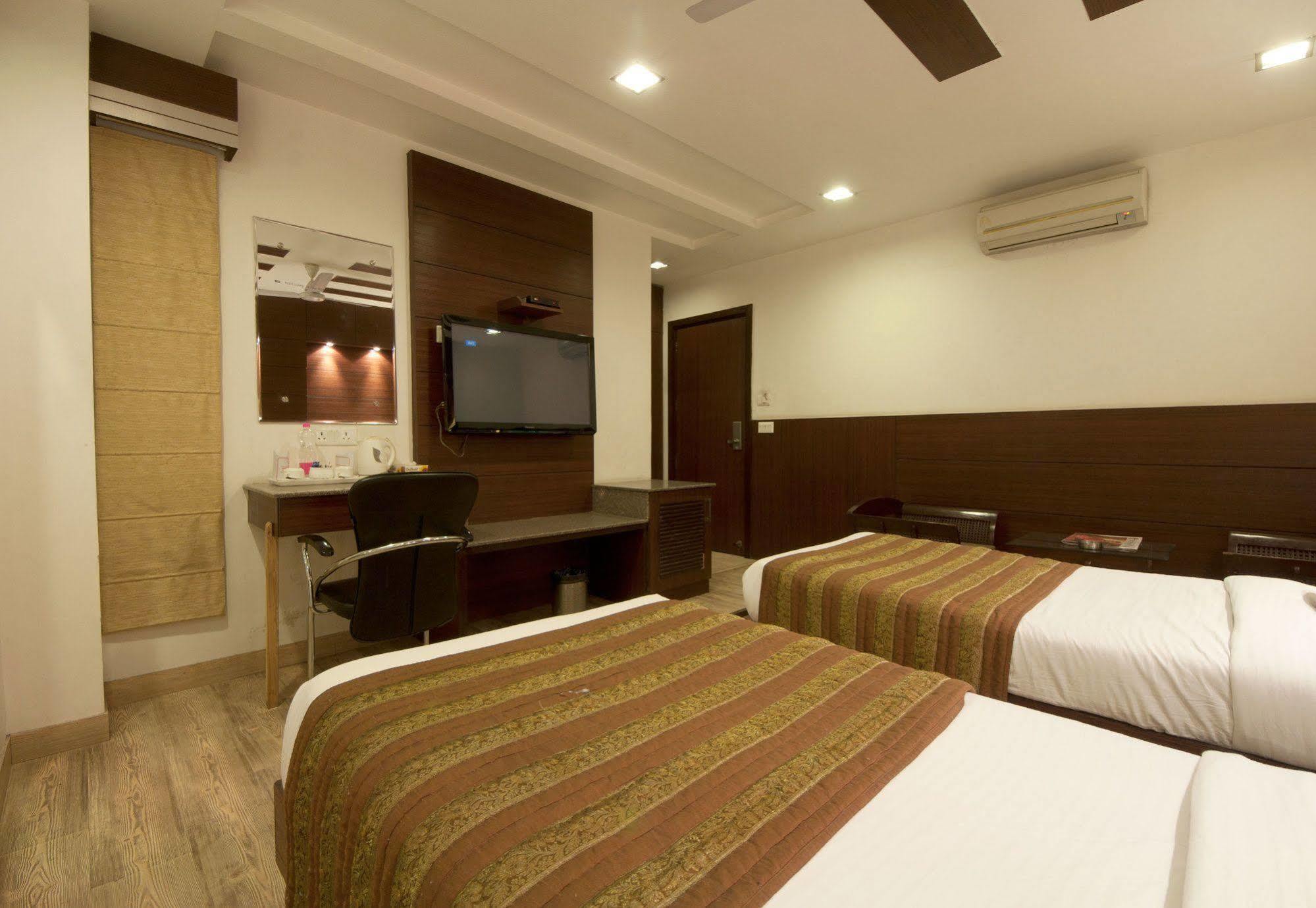 Hotel Amaltas International - Delhi-16 Ню Делхи Екстериор снимка