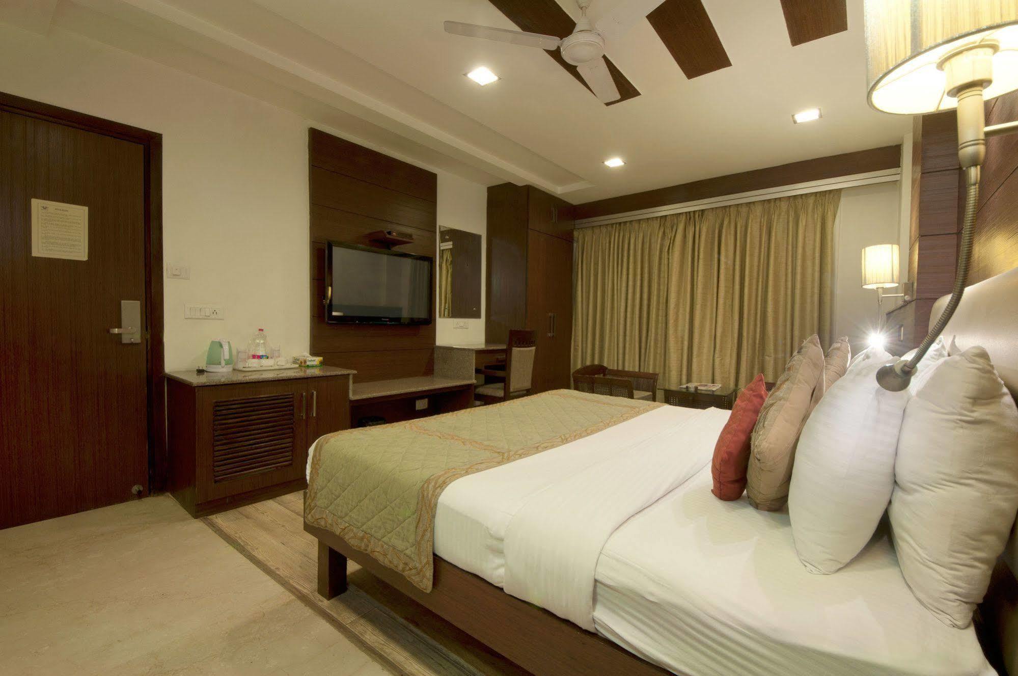 Hotel Amaltas International - Delhi-16 Ню Делхи Екстериор снимка