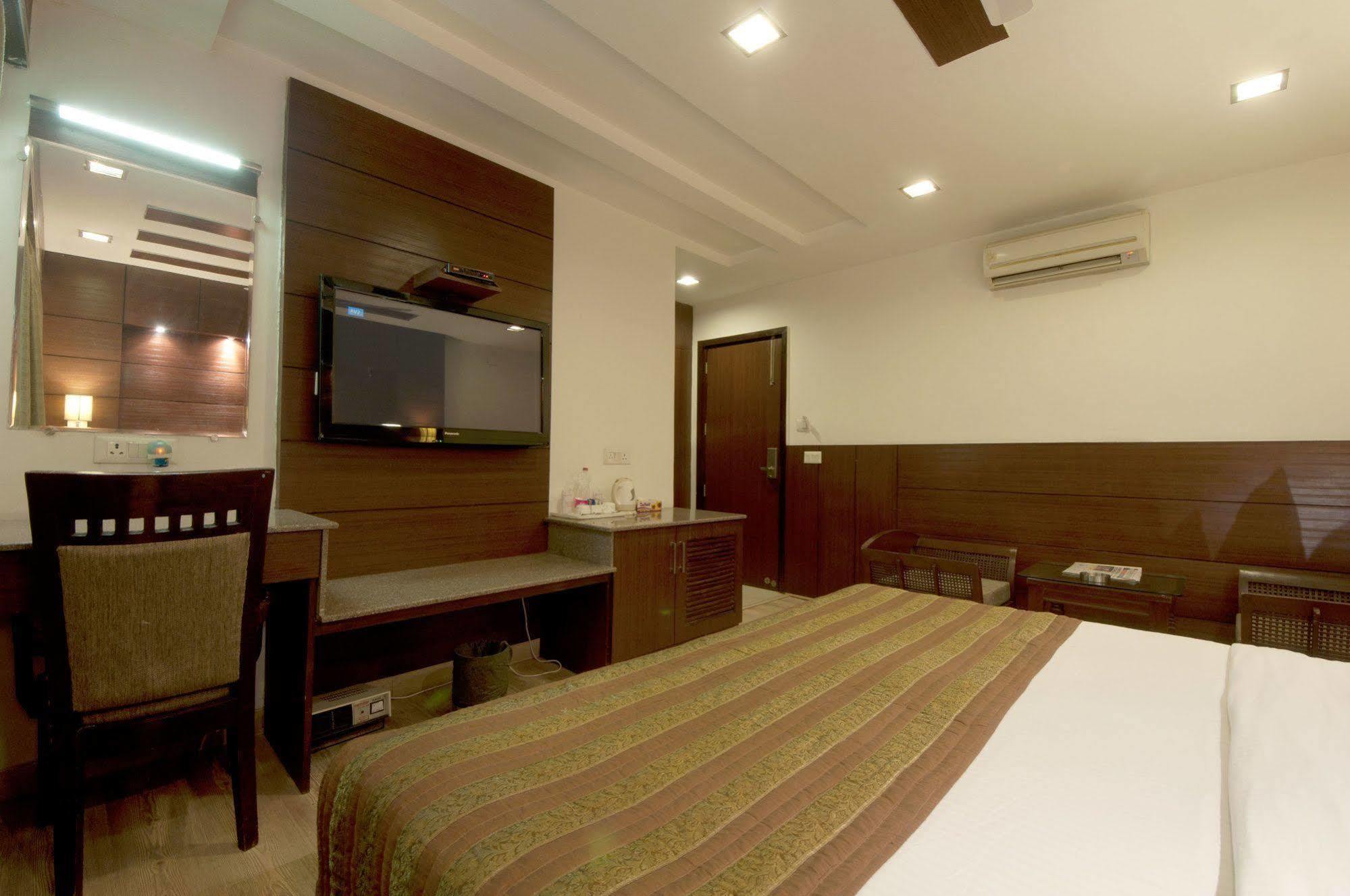 Hotel Amaltas International - Delhi-16 Ню Делхи Екстериор снимка