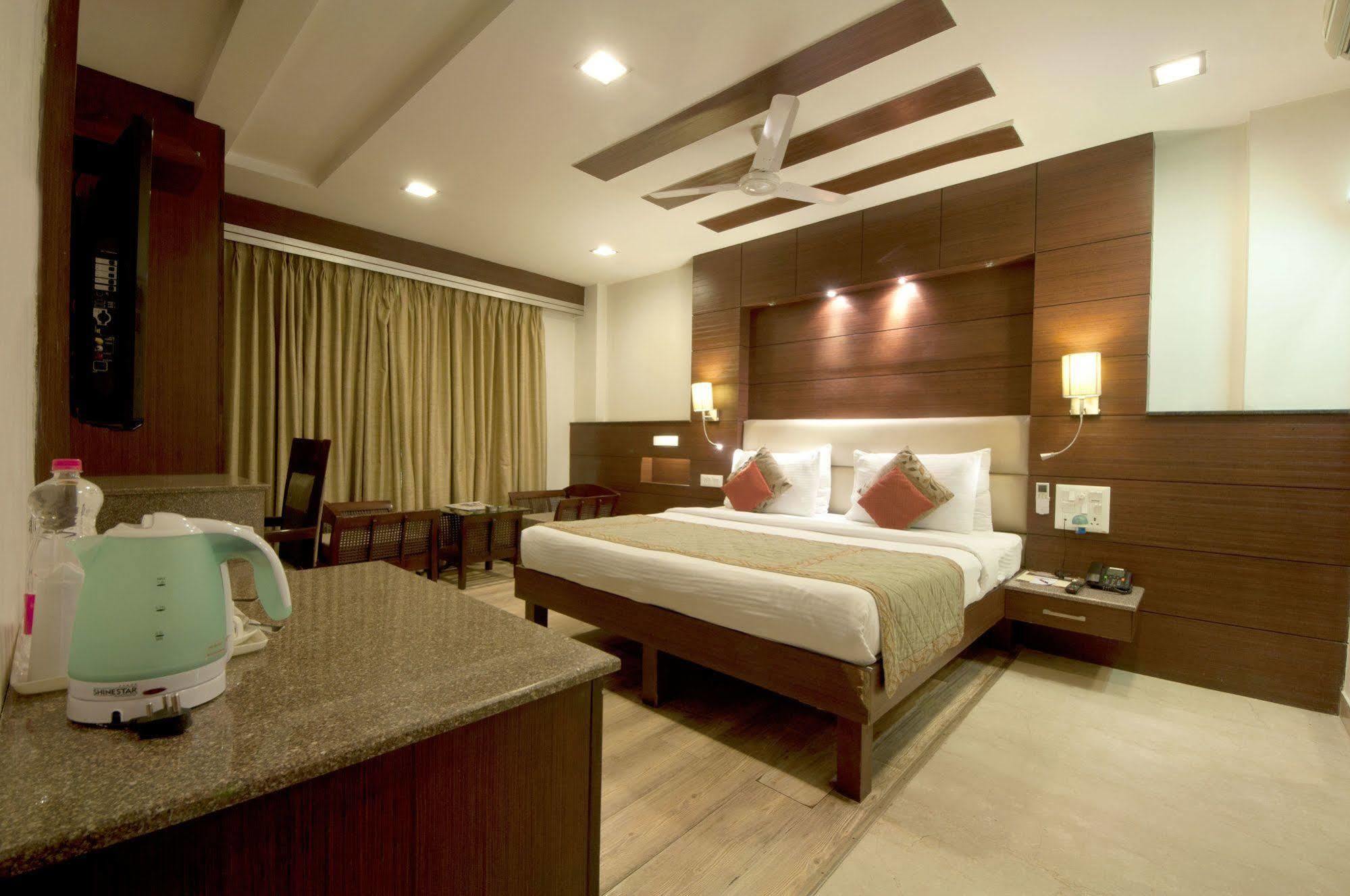 Hotel Amaltas International - Delhi-16 Ню Делхи Екстериор снимка